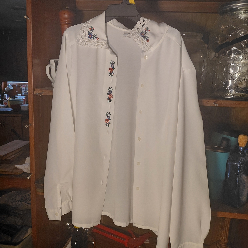 Napa Studio Size 14 White Embroidered Extremely Light Floral Women's Long Sleeve